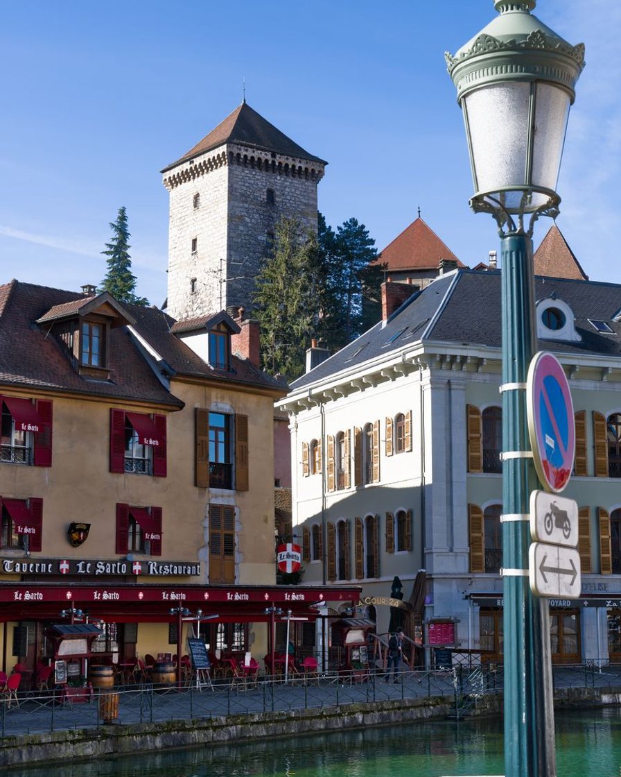 Le château d'Annecy et ses tours carrées sur la colline, au-dessus des toits d'ardoise