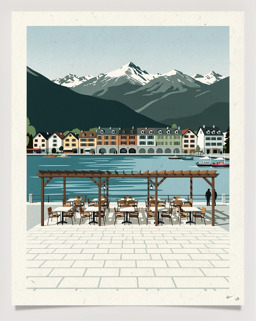 Terrasse d'hôtel-restaurant sur le quai d'Annecy face au lac, tables dressées sous une pergola, promeneurs sur le quai, bateaux amarrés et Pâquier en arrière-plan