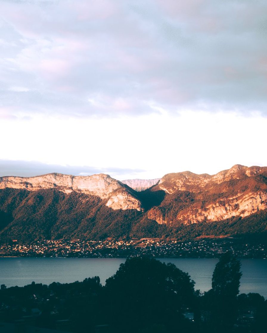 Le lac d'Annecy vu depuis le Semnoz par temps clair, ville d'Annecy au premier plan, les deux bassins du lac et la chaîne des Aravis enneigée au fond