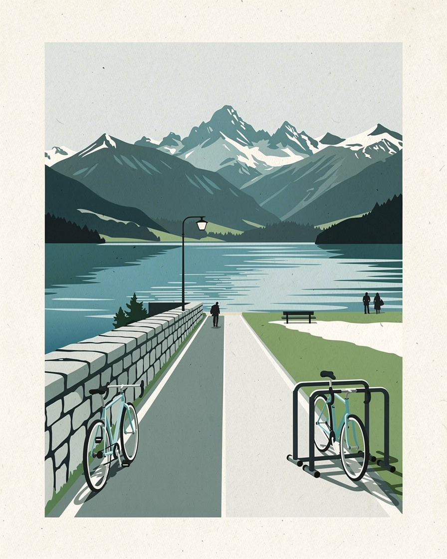 Voie verte du lac d'Annecy sur la rive ouest, cyclistes roulant entre le lac et une haie, eau turquoise et montagnes de la rive est au fond