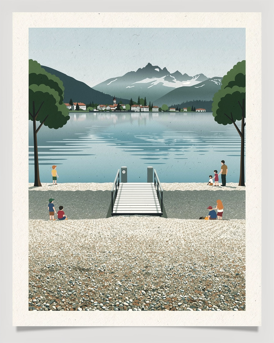Plage de galets de Saint-Jorioz au bord du lac d'Annecy, familles sous les arbres, ponton en bois, eau claire et vue sur la rive est et Talloires