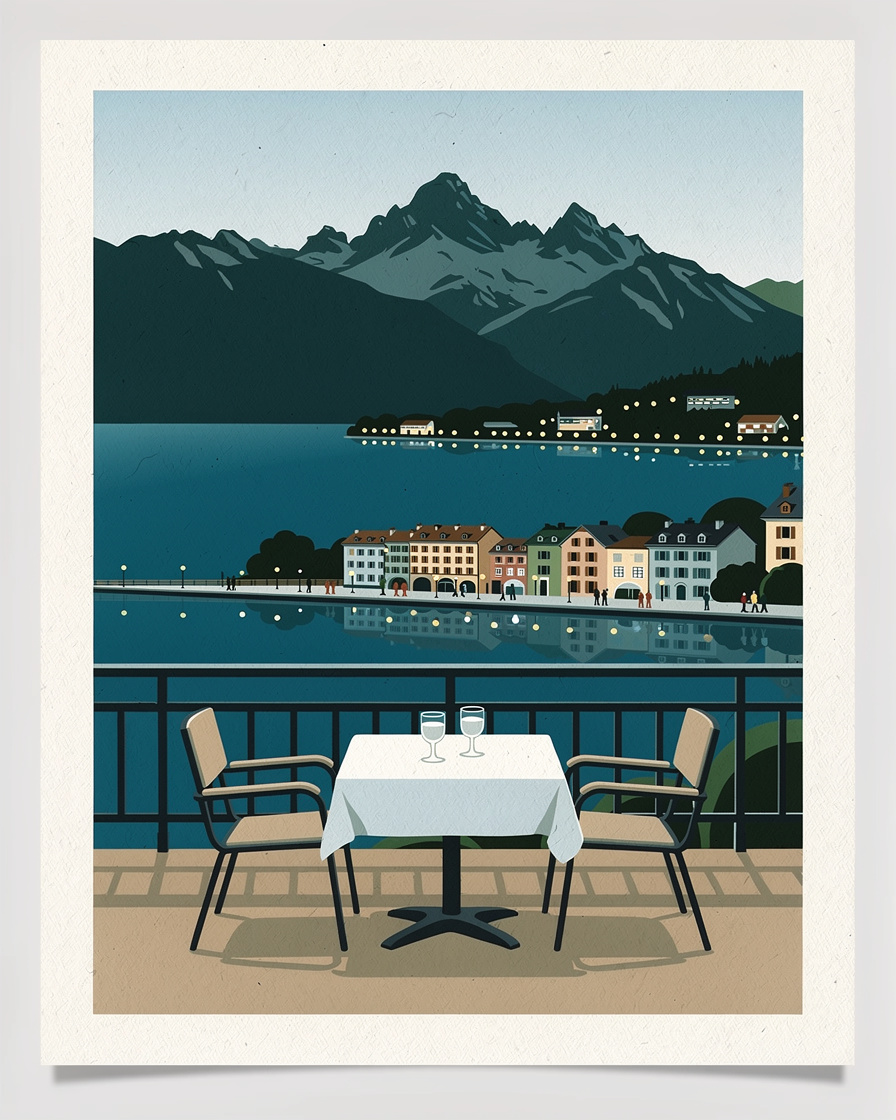 Table dressée sur une terrasse en hauteur au-dessus du lac d'Annecy en début de soirée, verres et nappe blanche, lac bleu foncé et lumières de la ville en contrebas